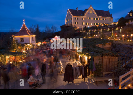 Nachtbeleuchtung auf den Weihnachtsmärkten in Hexenagger Schloss Hexenagger, Bayern, Deutschland, Europa. Stockfoto