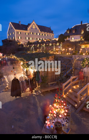 Nachtbeleuchtung auf den Weihnachtsmärkten in Hexenagger Schloss Hexenagger, Bayern, Deutschland, Europa. Stockfoto