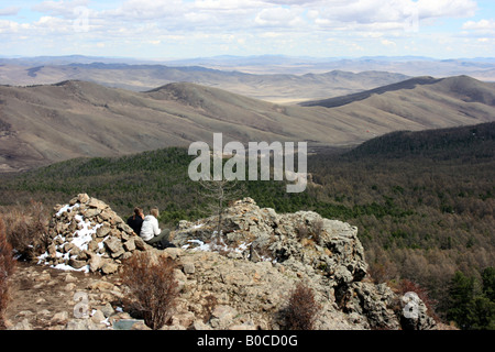 zwei Frauen sitzen auf dem Gipfel eines Berges in der Nähe von Tuvkhen Kloster, Mongolei Stockfoto