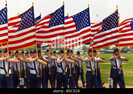 USAF Flieger mit USA-Flaggen während der Grundausbildung Graduierung Lackland AFB Texas marschieren. Stockfoto