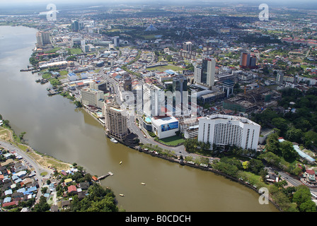 Luftaufnahme des Zentrums von Kuching, Sarawak Fluss zeigt Stockfoto