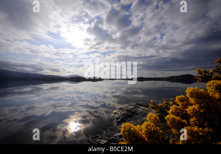 AM FRÜHEN MORGEN MIT DRAMATISCHER HIMMELSBLICK ÜBER LOCH LOMOND IN SCOTLAND.UK Stockfoto