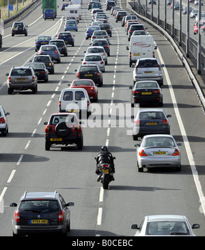 EIN MOTORRADFAHRER FILTERT DURCH STAU AUF DER AUTOBAHN M6 AUTOBAHN, RICHTUNG NORDEN IN DER NÄHE VON CANNOCK, STÄBE, JUCTION 11, UK. Stockfoto