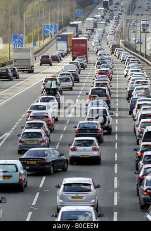 STAU AUF DER AUTOBAHN M6 AUTOBAHN, RICHTUNG NORDEN IN DER NÄHE KREUZUNG 11, CANNOCK, STAFFORDSHIRE, ENGLAND WIEDER MARMELADE MARMELADEN STAUS WARTESCHLANGE AUTOS Stockfoto