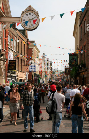 Rochester Zentrum Hautpstraße Maifeiertag fegt Festival Kent Stadtgarten von England uk gb Stockfoto