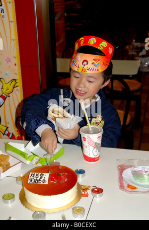 chinesische junge in der McDonalds's haben Geburtstag. Stockfoto