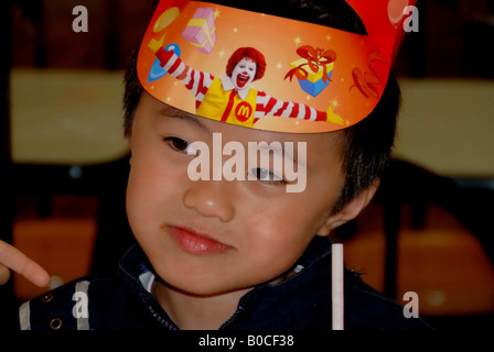 chinesische junge in der McDonalds's haben Geburtstag. Stockfoto