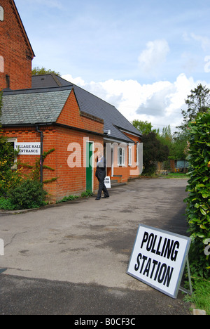 Dorfhalle Wahllokal, Lyne, Virginia Water, Surrey, England, Vereinigtes Königreich Stockfoto