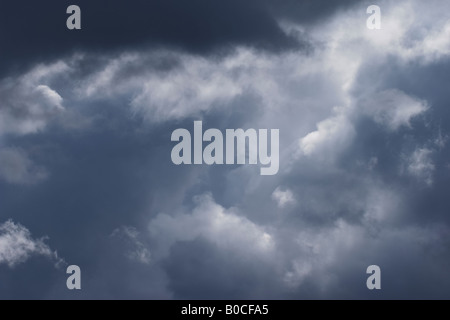 Regen-gefüllte Cumulus-Wolken Stockfoto