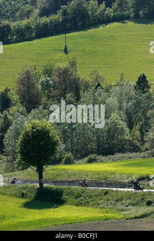 Drei Motorräder in der Landstraße in der Nähe von Turin aus Bardassano, Castiglione Torinese, Piemont, Italien Stockfoto