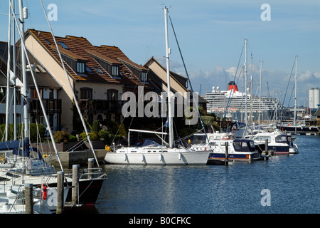 Waterside Häuser mit Liegeplätze in Hythe auf Southampton Wasser Hampshire England UK Stockfoto