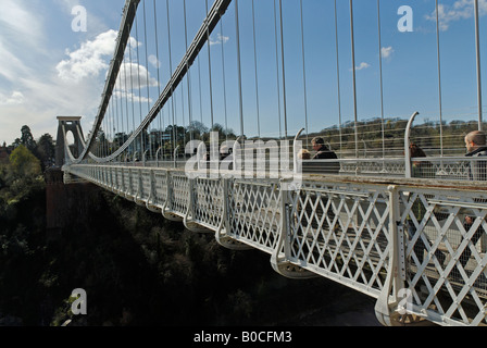 Menschen die Clifton Suspension Bridge zu Fuß zu durchqueren Stockfoto