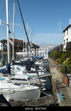 Waterside Häuser mit Liegeplätze in Hythe auf Southampton Wasser Hampshire England UK Stockfoto