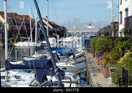 Waterside Häuser mit Liegeplätze in Hythe auf Southampton Wasser Hampshire England UK Stockfoto