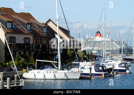 Waterside Häuser mit Liegeplätze in Hythe auf Southampton Wasser Hampshire England UK Stockfoto