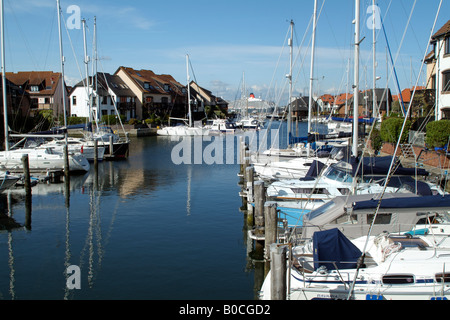 Waterside Häuser mit Liegeplätze in Hythe auf Southampton Wasser Hampshire England UK Stockfoto