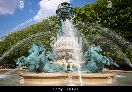 Fontaine de Observatoire Paris Frankreich mit Skulptur von Pierre Legrain, Emmanuel Fremiet, Jean Baptiste Carpeaux Stockfoto