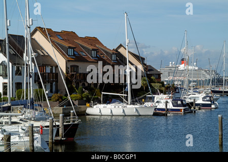 Waterside Häuser mit Liegeplätze in Hythe auf Southampton Wasser Hampshire England UK Stockfoto