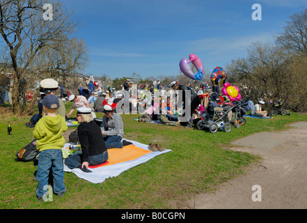 Der Maifeiertag Picknick, Helsinki. Letzterer nur Karneval-wie in Finnland ist Vappu, die finnische Version von May Day. Stockfoto