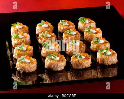 Gebratener Lachs Tartare Kanapees gehobene redaktionelle Essen Stockfoto