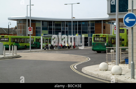 Busreisende warten an der Southern Vectis Bus Station Newport Isle Of Wight UK Stockfoto