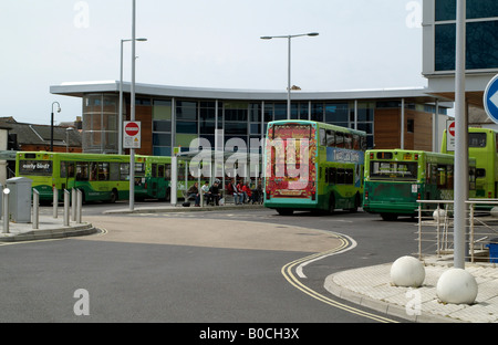 Busreisende warten an der Southern Vectis Bus Station Newport Isle Of Wight UK Stockfoto