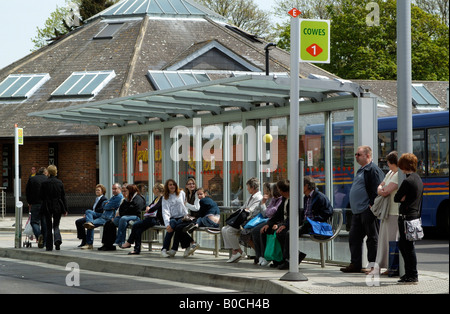 Bus-Passagiere warten auf einen Bus nach Cowes auf der Southern Vectis Bus Station Newport Isle Of Wight UK Stockfoto