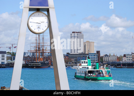 Flut Clock Tower und Gosport Fähre, Gosport Esplanade, Gosport, Hampshire, England, Vereinigtes Königreich Stockfoto