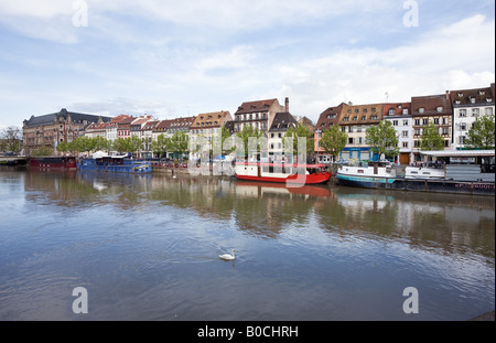 ILL-FLUSSES UND LASTKÄHNE AM QUAI DES PECHEURS KAI STRAßBURG ELSASS FRANKREICH Stockfoto