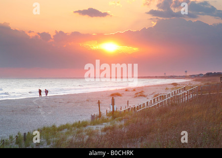 Sonnenuntergang am Strand von Caswell, Oak Island, North Carolina Stockfoto