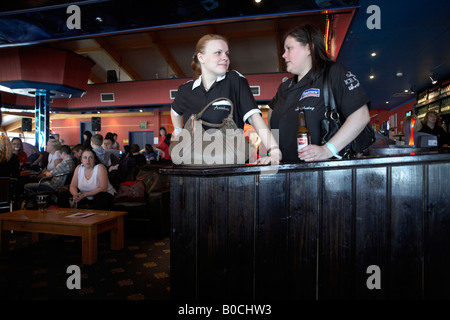 Damen Dart Champions Anastasia Dobromyslova und anderen russischen Freundin Irena Armstrong warten auf ihr nächstes Spiel Stockfoto