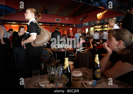 Damen Darts Champion Anastasia Dobromyslova ihr nächstes Spiel beim Turnier in Erwartung von Publikum bewundert Stockfoto