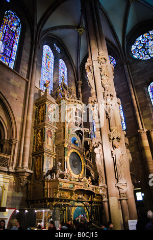 Des Engels Säule oder Urteil Säule und die astronomische Uhr, die Kathedrale Notre-Dame, Straßburg, Elsass, Frankreich Stockfoto