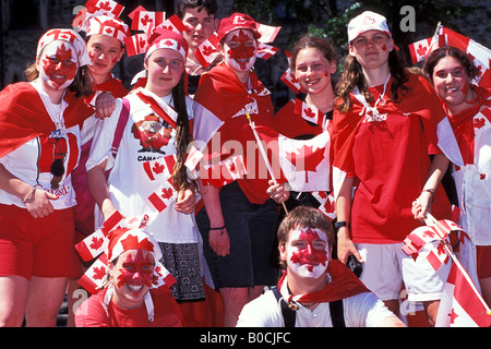 Jugendliche mit kanadischen Flaggen gekleidet in roten und weißen Canada Day am Parlamentsgebäude auf Parlament-Hügel-Ottawa-Ontario Stockfoto