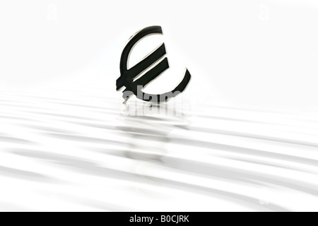 Euro-Währungssymbol mit Spiegelbild im Wasser Stockfoto