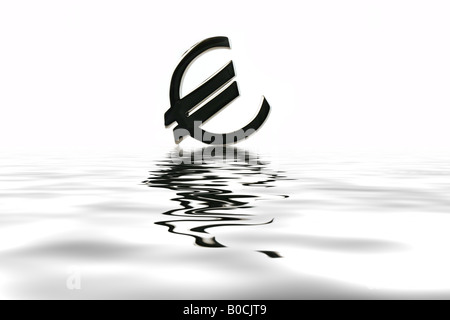 Euro-Währungssymbol mit Spiegelbild im Wasser Stockfoto