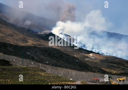 Rauch und Asche Gießen in den Himmel, als den Ätna ausbricht Stockfoto