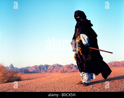 Ein Tuareg-Mann ist voll in seine festliche Tracht gekleidet. Stockfoto