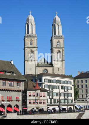 Fluss Limmat und Grossmünster Kathedrale Zürich Schweiz Stockfoto