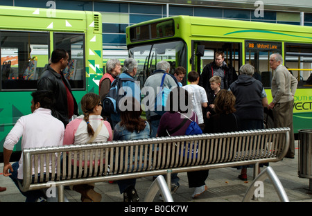 Busreisende warten an der Southern Vectis Bus Station Newport Isle Of Wight UK Stockfoto