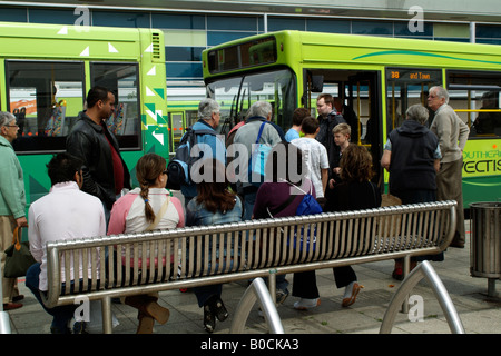 Busreisende warten an der Southern Vectis Bus Station Newport Isle Of Wight UK Stockfoto