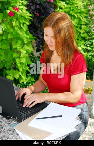 Frau, die auf ihrem Computer zu Hause Kleinunternehmer Stockfoto