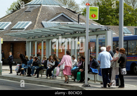 Busreisende warten an der Southern Vectis Bus Station Newport Isle Of Wight UK Stockfoto