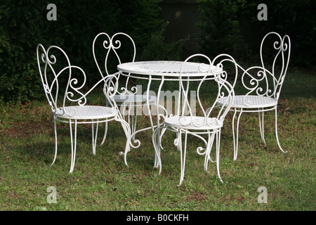 Weißen Schmiedeeisen Esstisch und Stühle im Garten Stockfoto