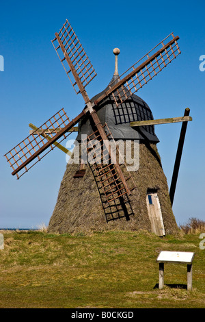 Alte Heide reetgedeckte Windmühle Stockfoto