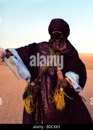 Ein Tuareg-Mann in seiner Tracht gekleidet Up für Festlichkeit Stockfoto