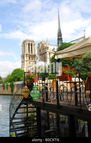 Restaurant auf einem Boot am Ufer mit Blick auf die Kathedrale Notre Dame de Paris in Paris Frankreich Stockfoto
