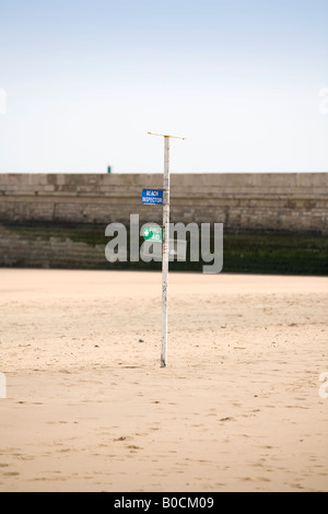 Wegweiser auf Ramsgate sandigen Strand mit Ausstattung Stockfoto