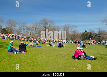 Der Maifeiertag Picknick, Helsinki. Letzterer nur Karneval-wie in Finnland ist Vappu, die finnische Version von May Day. Stockfoto