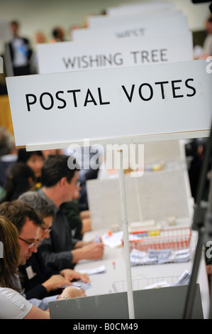 Kommunalwahlen 2008 Post Stimmen im Stadtteil Rother eine Fläche in der Nähe von Hastings, East Sussex gezählt wird. Stockfoto